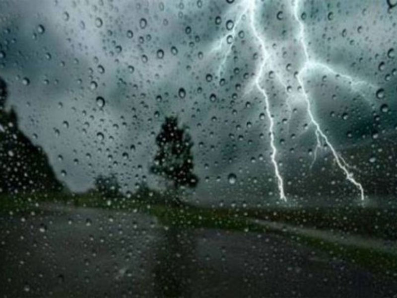 فيديو يوثق هطول أمطار غزيرة وصاعقة قوية تضرب أم القيوين